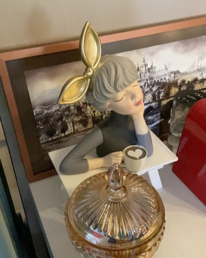 Escultura Boneca Decorativa Lilly Max Café Estatueta