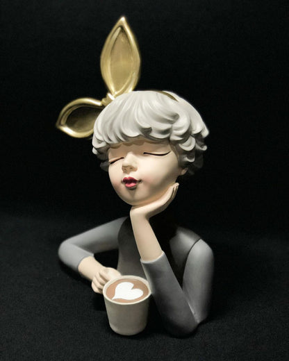 Escultura Boneca Decorativa Lilly Max Café Estatueta
